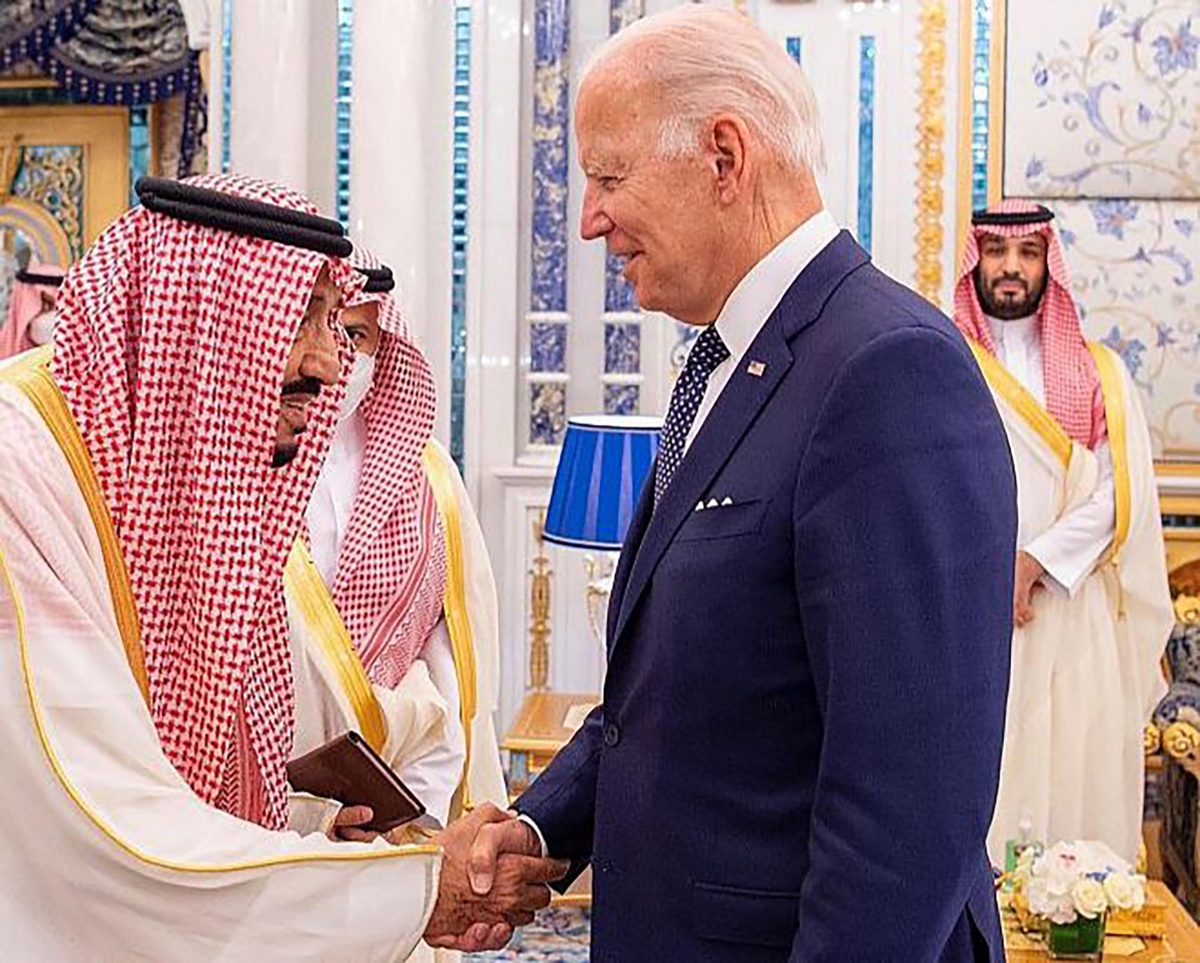 (지난해 7월 걸프협력회의+3에서 만난 조 바이든 미국 대통령과 살만 빈 압둘아지즈 사우디아라비아 국왕, 이를 지켜보고 있는 무함마드 빈 살만 왕세자)