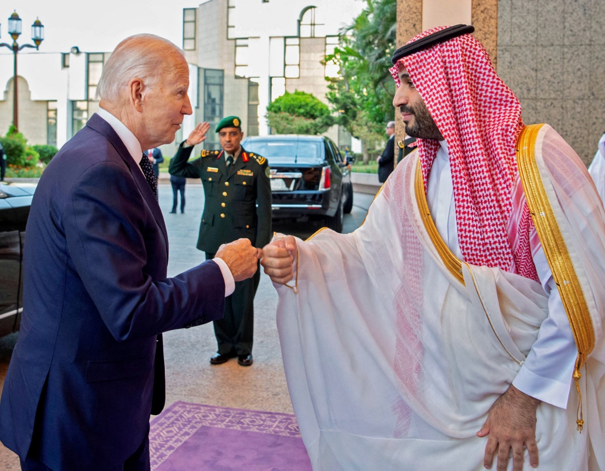 (지난 7월 사우디아라비아 왕궁에서 주먹인사를 하고 있는 조 바이든 미국 대통령과 무함마드 빈살만 사우디 왕세자)