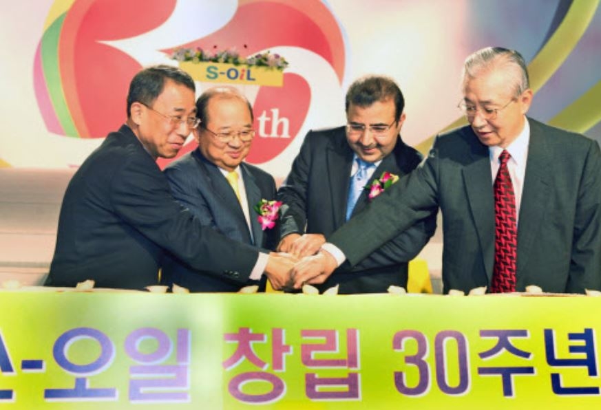 (2006년 에쓰오일 창립 30주년 당시 김선동 회장(왼쪽 두번째), 사미르 두바이에프(왼쪽 세번째) CEO, 불명예 퇴진의 오점을 남겼지만 김선동 전 회장은 사우디에 정통한 인물로 국내 석유산업을 키우는 핵심 역할을 해왔다.)