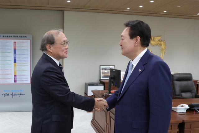 윤석열 대통령이 3일 서울 용산 대통령실 청사에서 한일 안보실장 회담을 위해 방한한 아키바 다케오 일본 국가안전보장국장을 접견하고 있다. 사진=연합뉴스