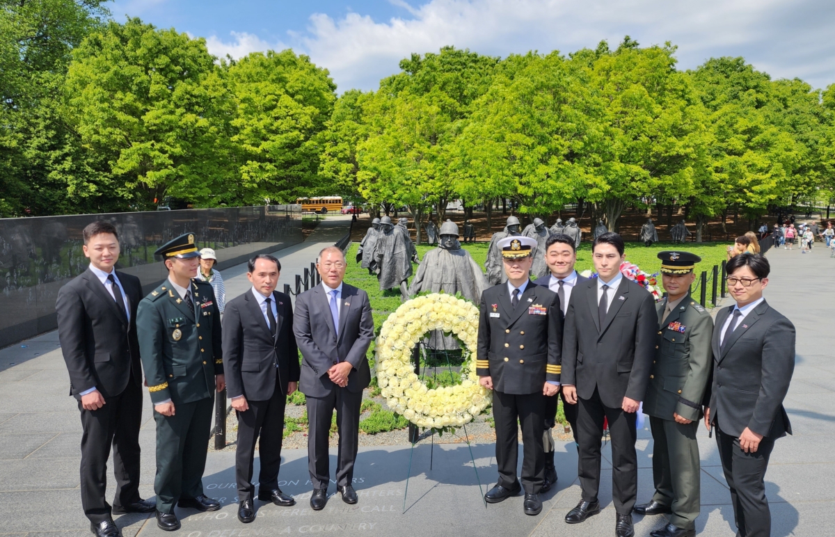 한국전 참전용사 기념비 참배(한미동맹재단 제공)