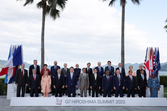 G7 의장국인 일본 초청에 따른 참관국(옵서버) 자격으로 G7 정상회의 참석한 윤석열 대통령이 20일 일본 히로시마 그랜드프린스호텔에서 열린 G7 정상회의에서 각국 정상들과 기념촬영을 하고 있다. 사진=연합뉴스