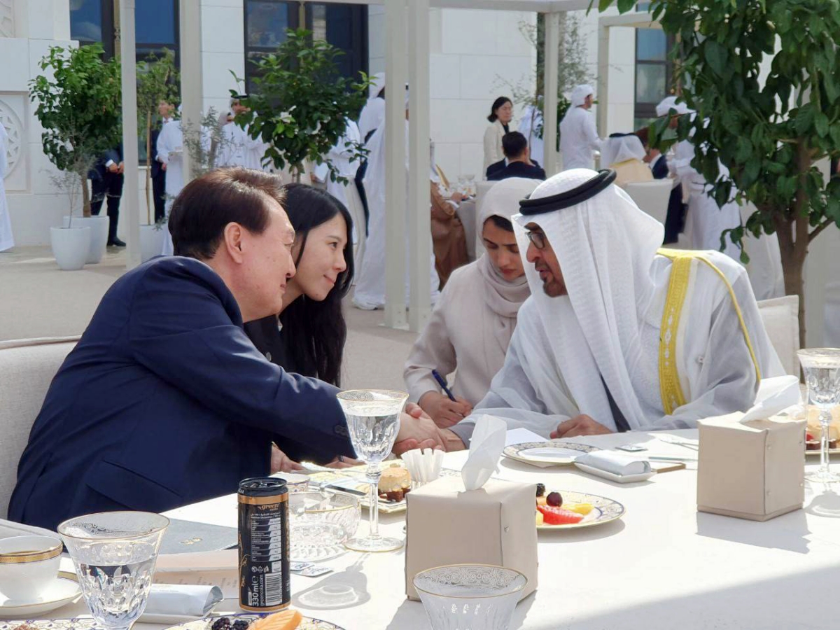 아랍에미리트(UAE)를 국빈 방문 중인 윤석열 대통령이 지난 1월 15일(현지시간) 아부다비 대통령궁에서 열린 한-UAE 정상회담을 마친 후 무함마드 빈 자예드 알 나흐얀 UAE 대통령과 오찬을 함께하고 있다.
