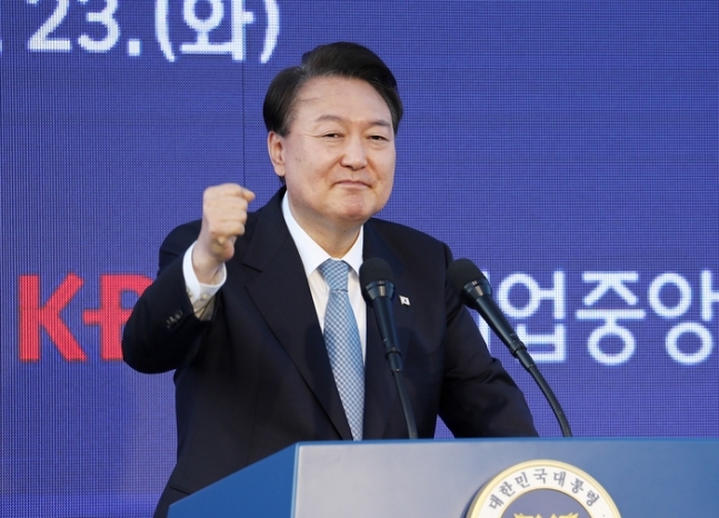 윤석열 대통령이 23일 서울 용산 대통령실 잔디마당에서 열린 ‘2023 대한민국 중소기업인대회’에서 격려사를 마친 뒤 주먹을 쥐고 응원하고 있다. 사진=연합뉴스