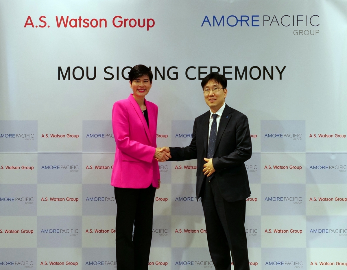 왼쪽부터 말리나 응아이 A.S. 왓슨 그룹 아시아유럽 CEO와 이상목 아모레퍼시픽그룹 대표 (사진제공: 아모레퍼시픽)