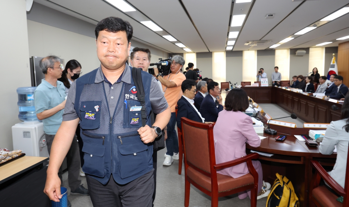  류기섭 한국노총 사무총장을 비롯한 근로자위원들이 27일 오후 세종시 정부세종청사 최저임금위원회 회의실에서 열린 제8차 전원회의에서 퇴장하고 있다.