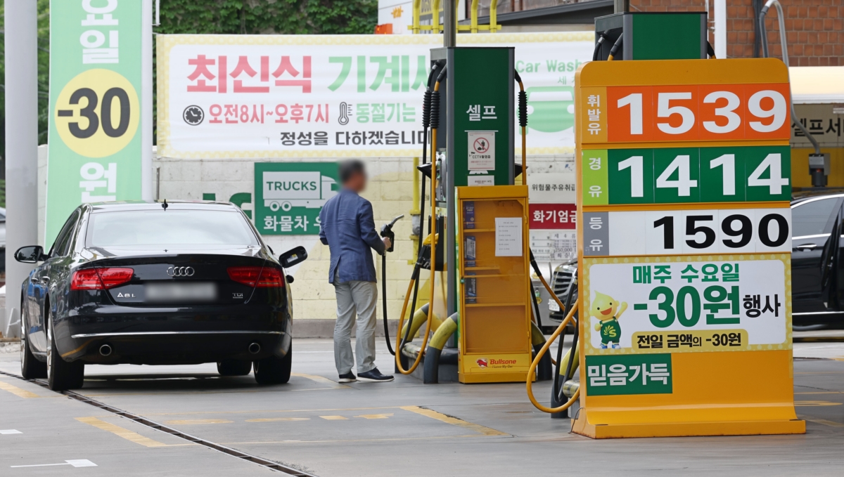 이번 주에도 국내 주유소 휘발유와 경유 판매 가격이 동반 하락한 것으로 나타난 지난 2일 서울 시내의 한 주유소 모습.