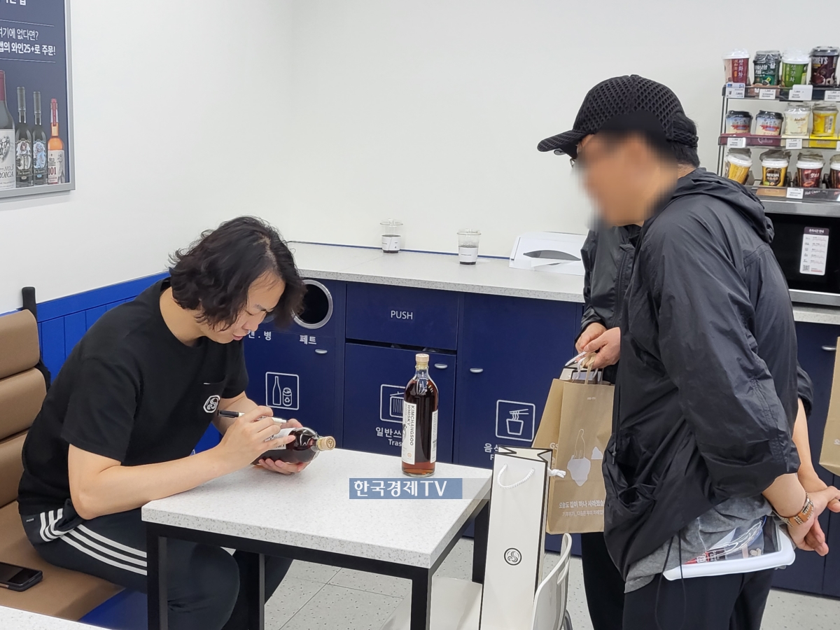 김창수 대표가 고객들에게 직접 사인을 해주고 있는 모습. (사진:김예원 기자)