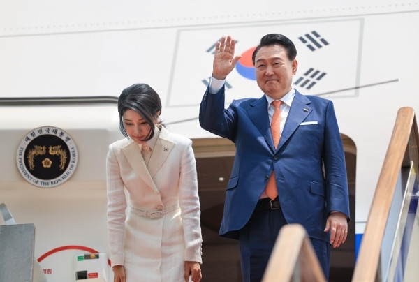 윤석열 대통령이 10일 부인 김건희 여사와 함께 경기도 성남 서울공항에서 공군 1호기에 탑승하기 전 환송나온 인사들을 향해 손을 흔들고 있다. 대통령실 제공