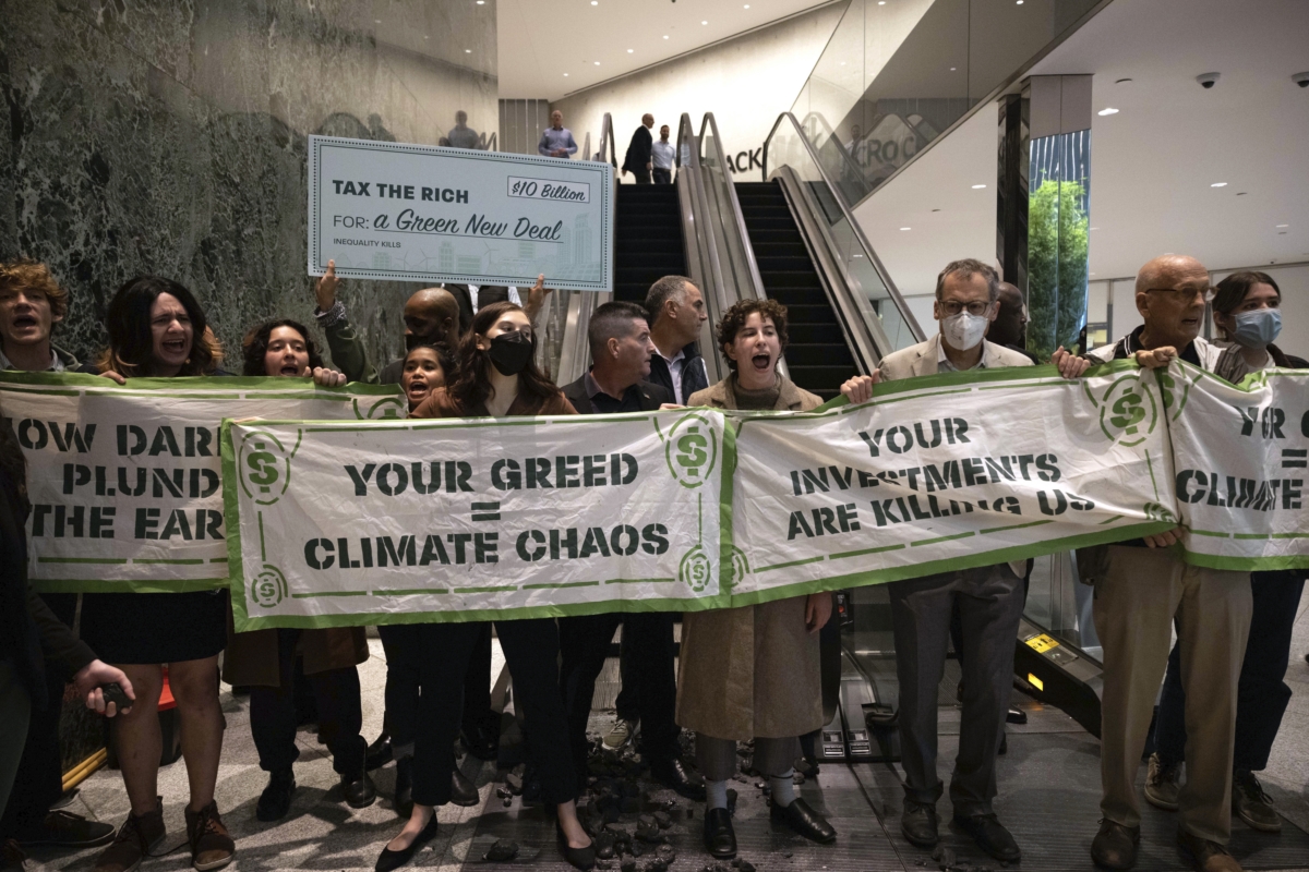 (지난해 10월 화석연료 기업 투자 반대하며 블랙록 본사 입구를 가로막은 환경주의자 시위)
