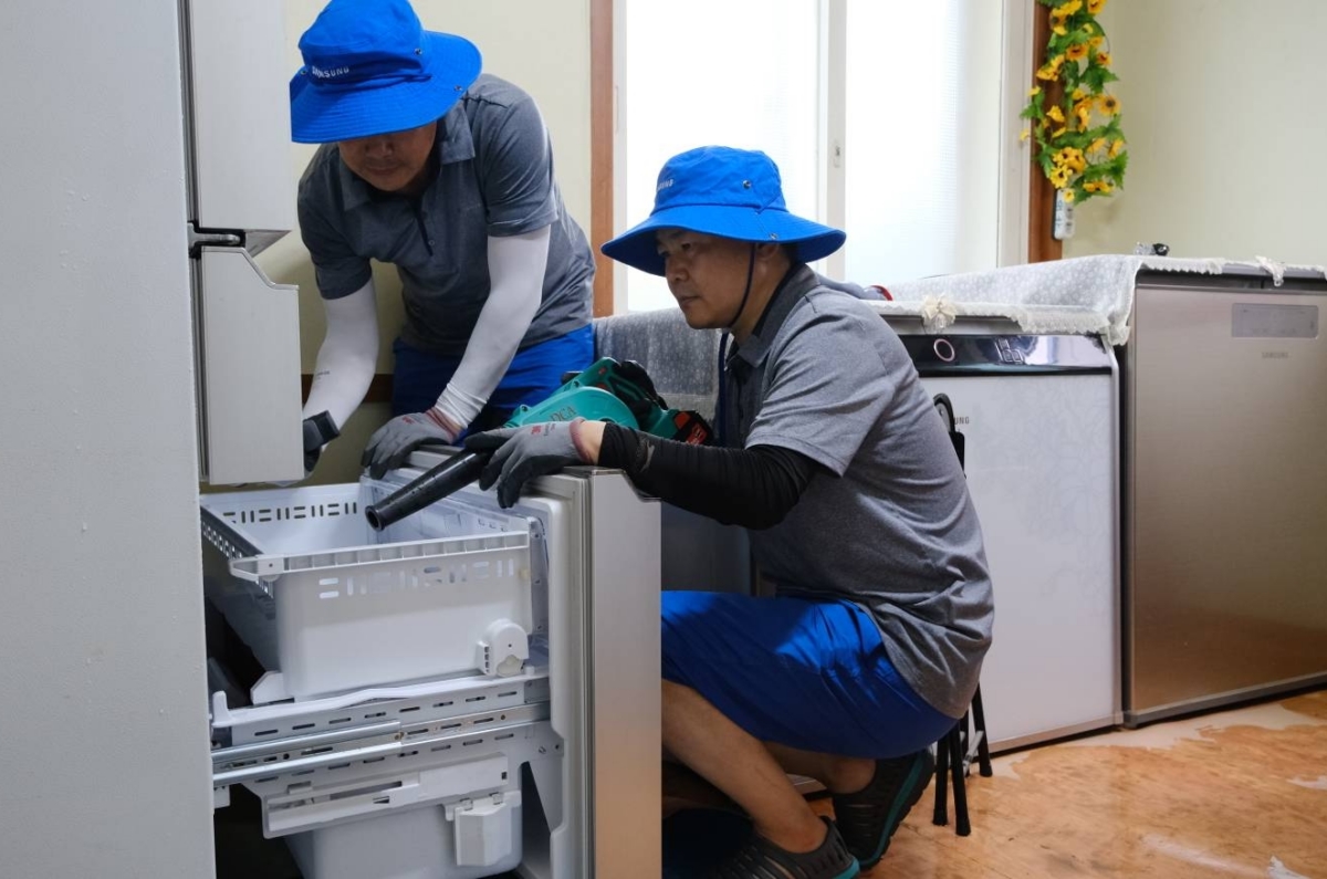 삼성전자서비스 임직원이 침수된 냉장고를 건조하는 모습(삼성전자서비스 제공)