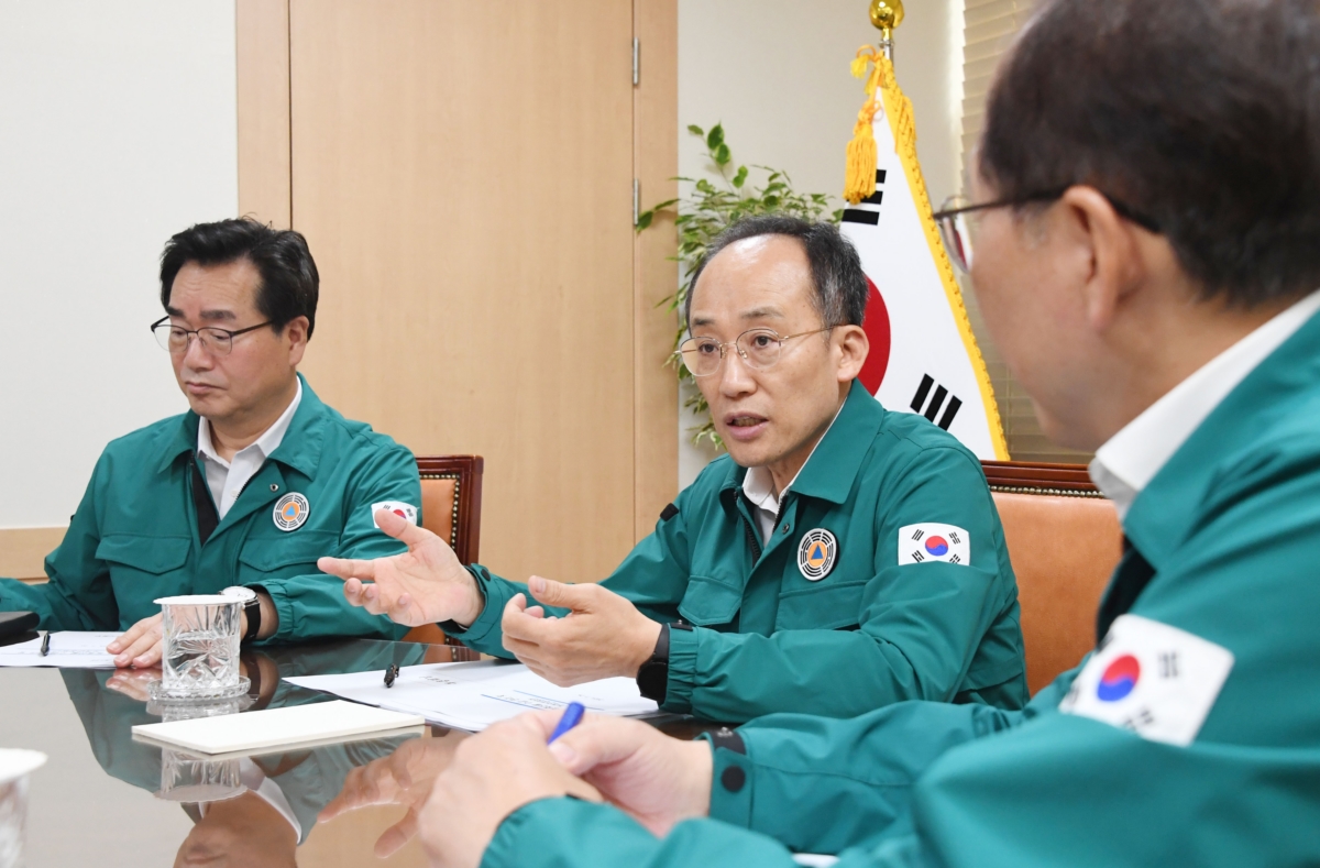 추경호 부총리 겸 기획재정부 장관이 26일 정부서울청사에서 정황근 농림축산식품부 장관, 조승환 해양수산부 장관과 물가 관련 현안 간담회를 갖고 최근 집중호우에 따른 농축수산물 수급 상황과 가격 동향을 점검하고 있다.