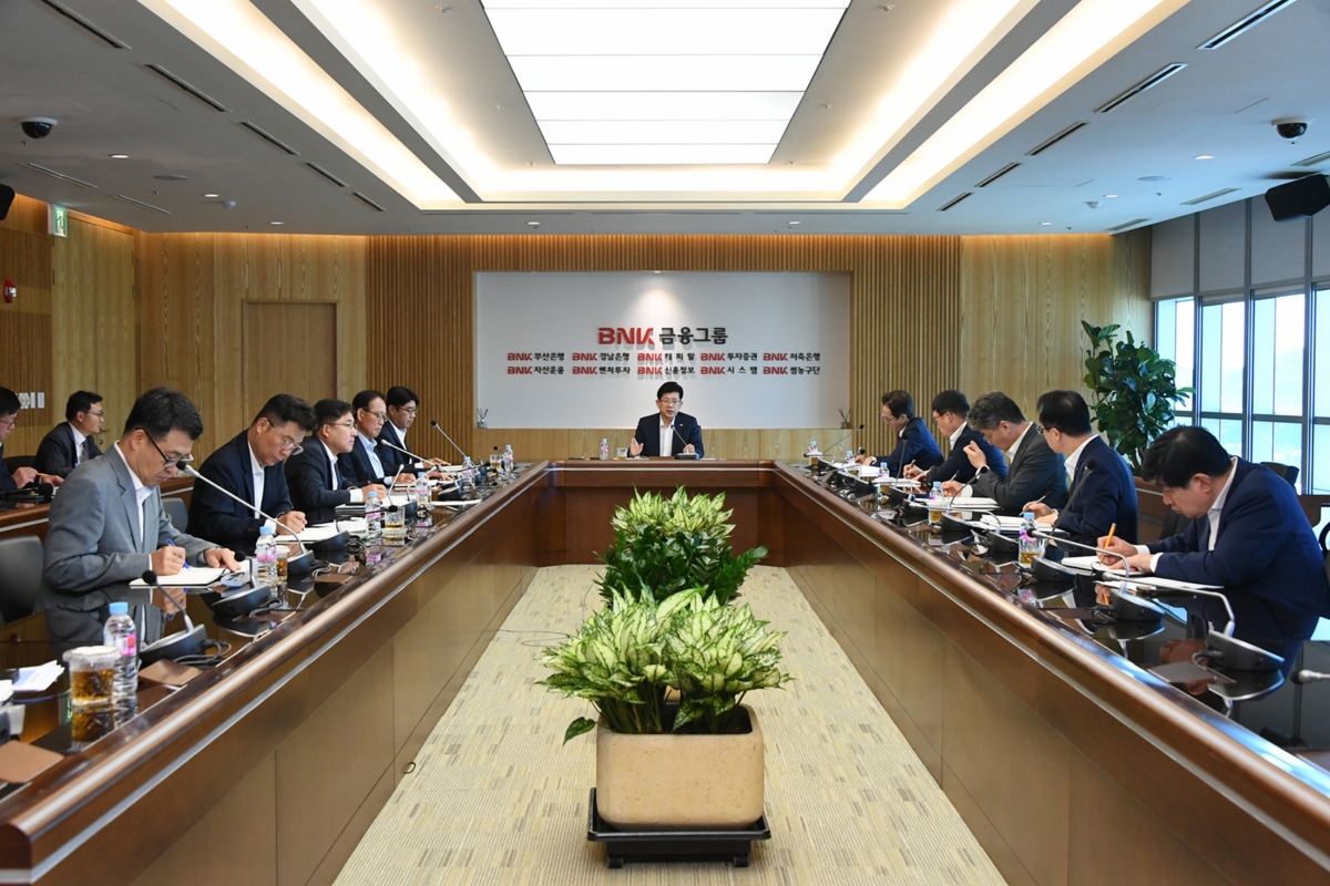 4일, BNK금융그룹이 긴급 계열사 경영진 회의를 개최 했다.