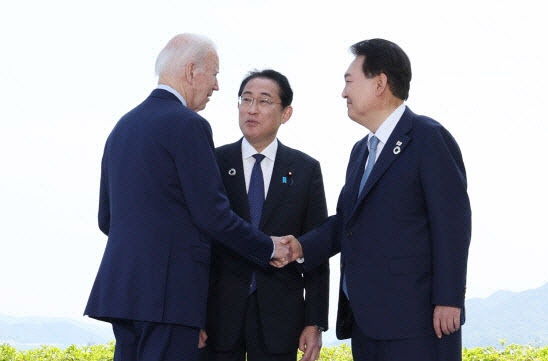 지난 5월 21일 일본 히로시마 한미일 정상회담에 앞서 윤석열 대통령이 조 바이든 미국 대통령, 기시다 후미오 일본 총리와 인사하고 있다. 사진=연합뉴스