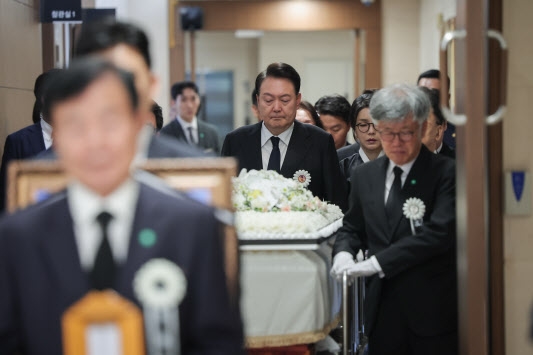 윤석열 대통령과 부인 김건희 여사가 17일 오전 서울 서대문구 신촌세브란스병원 장례식장에서 열린 부친 윤기중 연세대 명예교수의 발인식에 참석하고 있다. 사진=연합뉴스