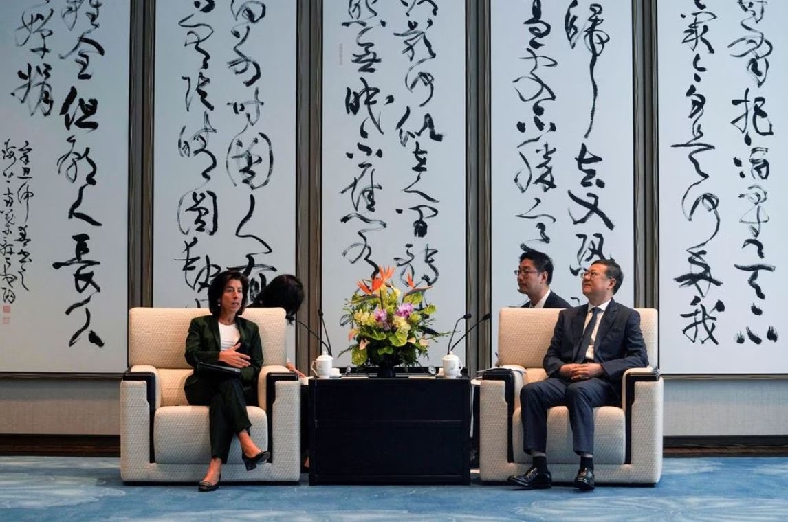(30일 회담장에서 만난 지나 러몬도 미 상무장관(왼쪽)과 천지닝 중국 상하이 당서기(오른쪽))