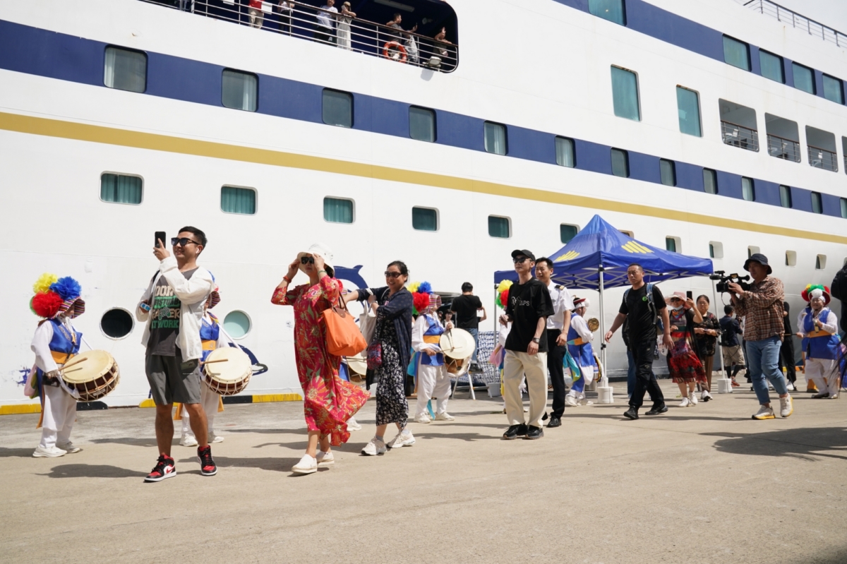 지난 31일 중국 상해에서 680여 명의 중국인 여행객을 태우고 출항한 크루즈선 블루드림스타호가 제주에 기항하고 있다. (사진제공: 롯데면세점) 