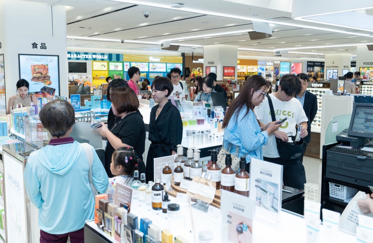 신라면세점 제주점을 방문한 중국인 단체관광객들이 쇼핑을 하고 있다. (사진제공: 신라면세점)