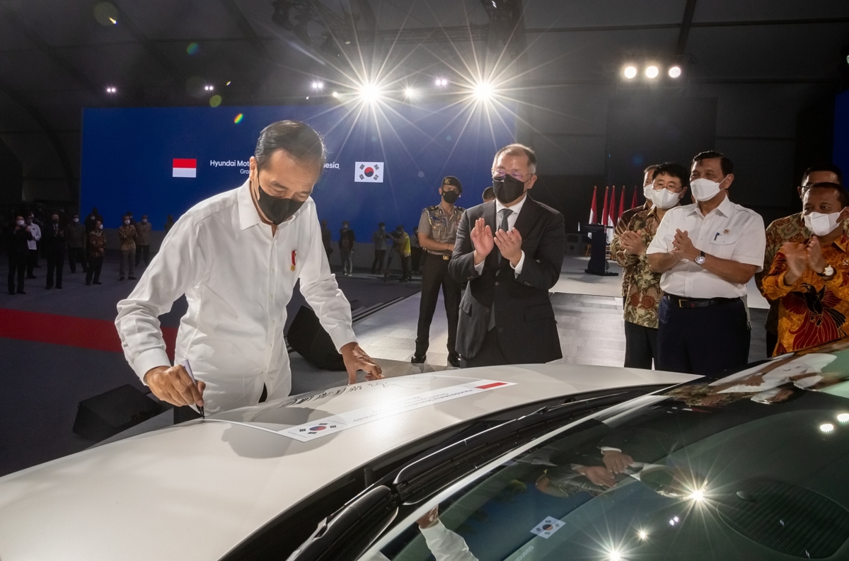 2022년 3월(현지시간) 현대차 인도네시아 공장 준공식에서 조코 위도도 인도네시아 대통령(앞줄 왼쪽 1번째)이 정의선 현대차그룹 회장(앞줄 왼쪽 2번째) 등의 박수를 받으며 전기차 '아이오닉 5'에 기념 서명하고 있다. (현대차 제공)