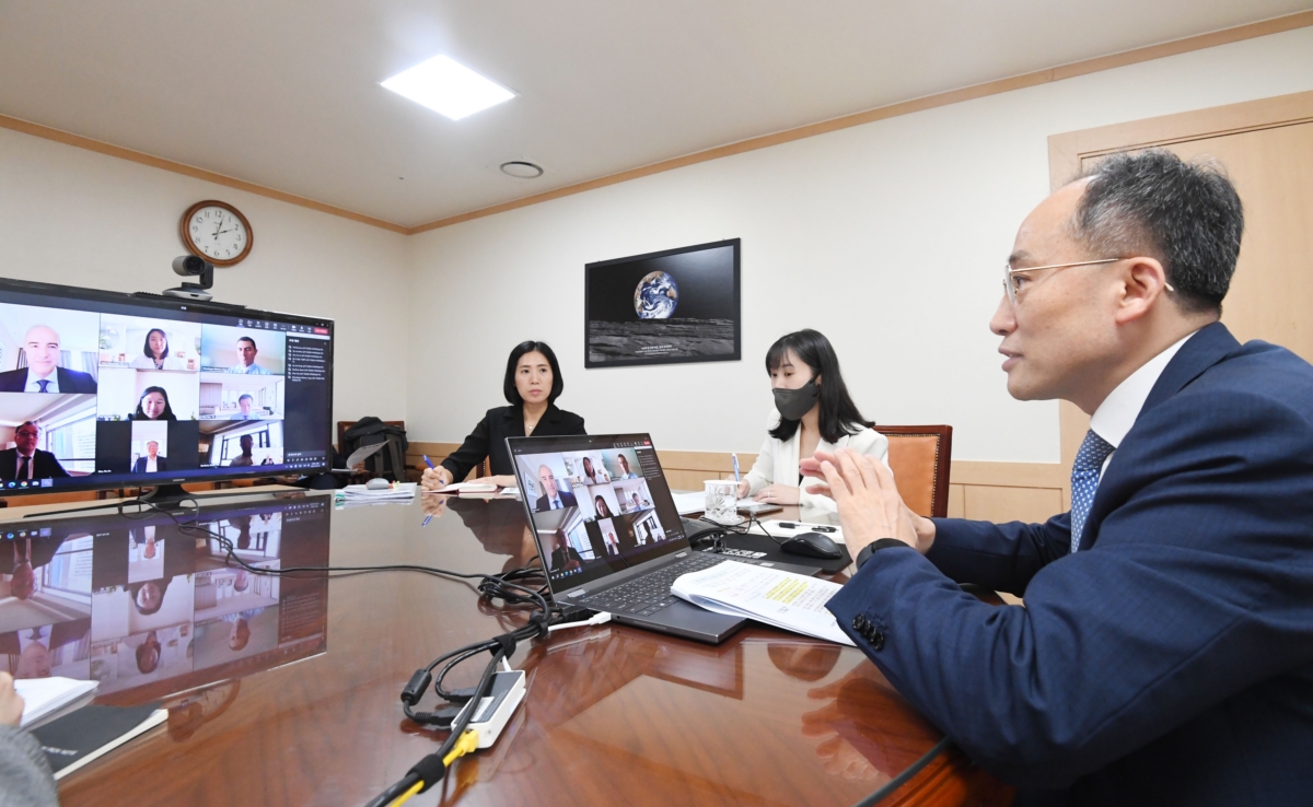 추경호 경제부총리 겸 기획재정부 장관이 5일 정부서울청사에서 IMF 연례협의 대표단과 화상으로 면담하고 있다.