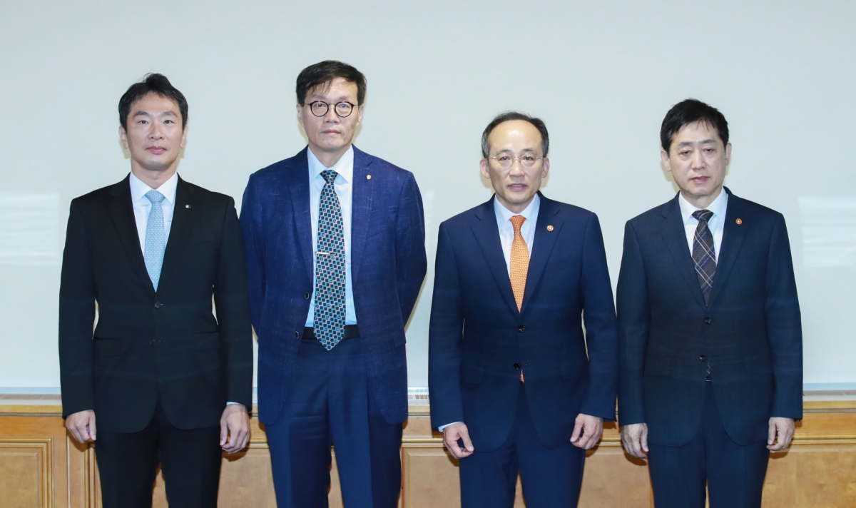 추경호 경제부총리 겸 기획재정부 장관이 21일 오전 서울 중구 은행연합회에서 열린 비상거시경제금융회의에 앞서 참석자들과 기념촬영을 하고 있다.