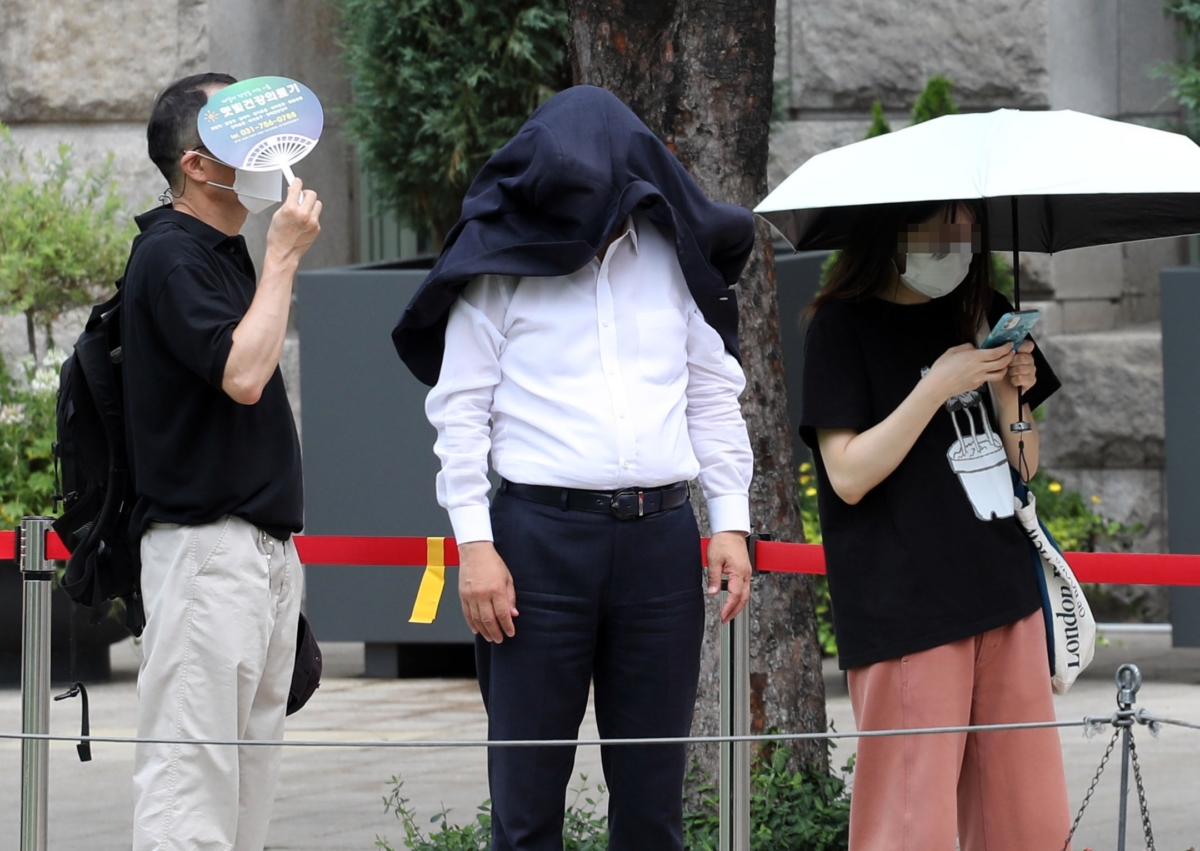 시민들이 상의와 양산 등으로 자외선을 피하고 있다. 자외선은 '검버섯'으로 불리는 색소 질환 등에 악영향을 준다.