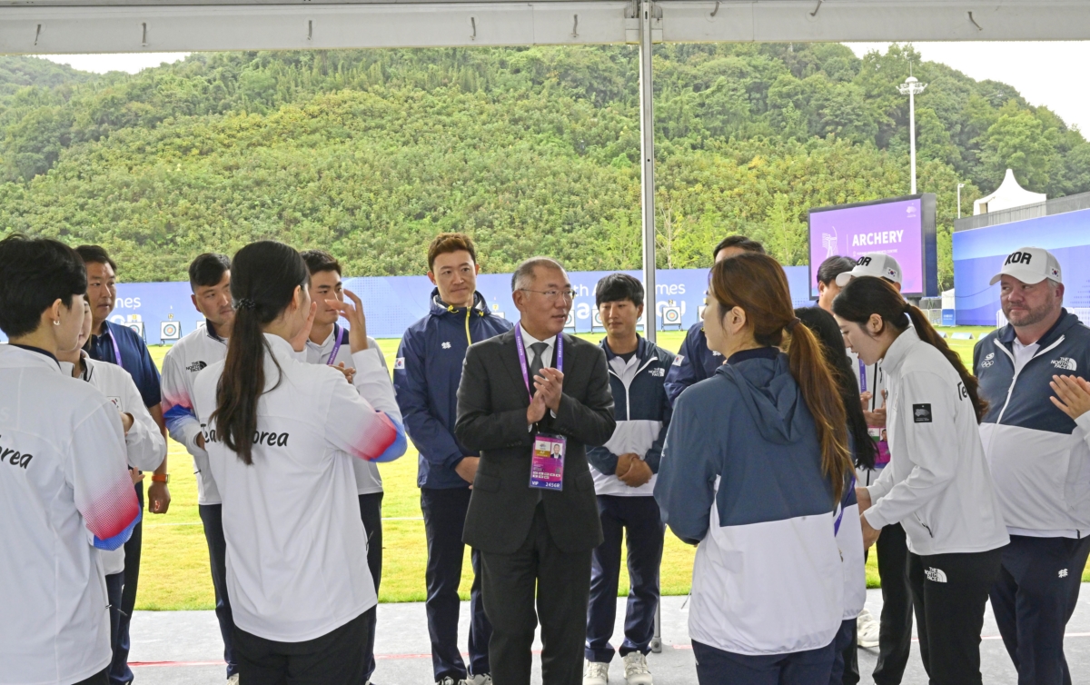 7일 항저우 양궁경기장에서 모든 양궁 경기가 끝난 뒤 이번 항저우 대회를 위해 최선을 다한 양궁 대표선수들을 격려하고 있는 정의선 회장(대한양궁협회 제공)