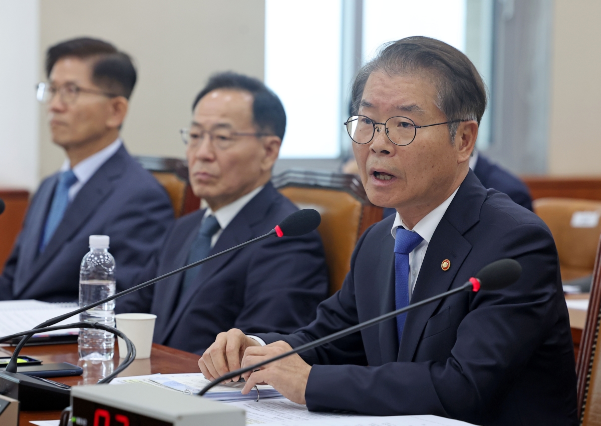 이정식 고용노동부 장관이 26일 서울 여의도 국회에서 열린 국회 환경노동위원회의 고용노동부, 경제사회노동위원회 국정감사에서 의원 질의에 답변하고 있다.