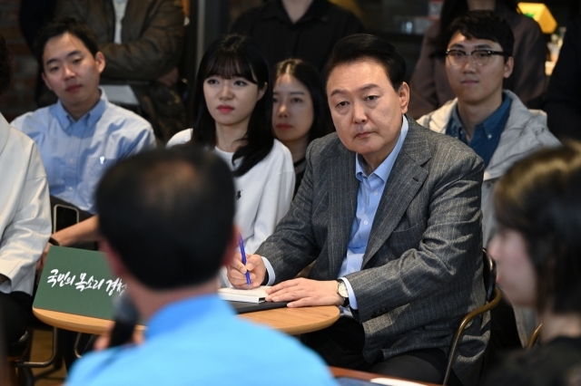 윤석열 대통령이 1일 서울 마포구 한 카페에서 열린 제21차 비상경제민생회의에서 택시운전기사 김호덕씨의 발언을 경청하고 있다. 사진=연합뉴스