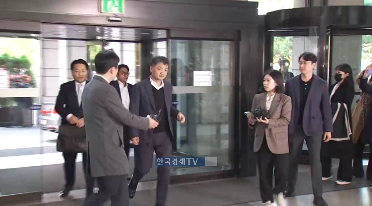 김범수 카카오 전 의장이 23일 오전 SM엔터테인먼트 시세 조종 의혹과 관련해 금융감독원에 출석하고 있다.