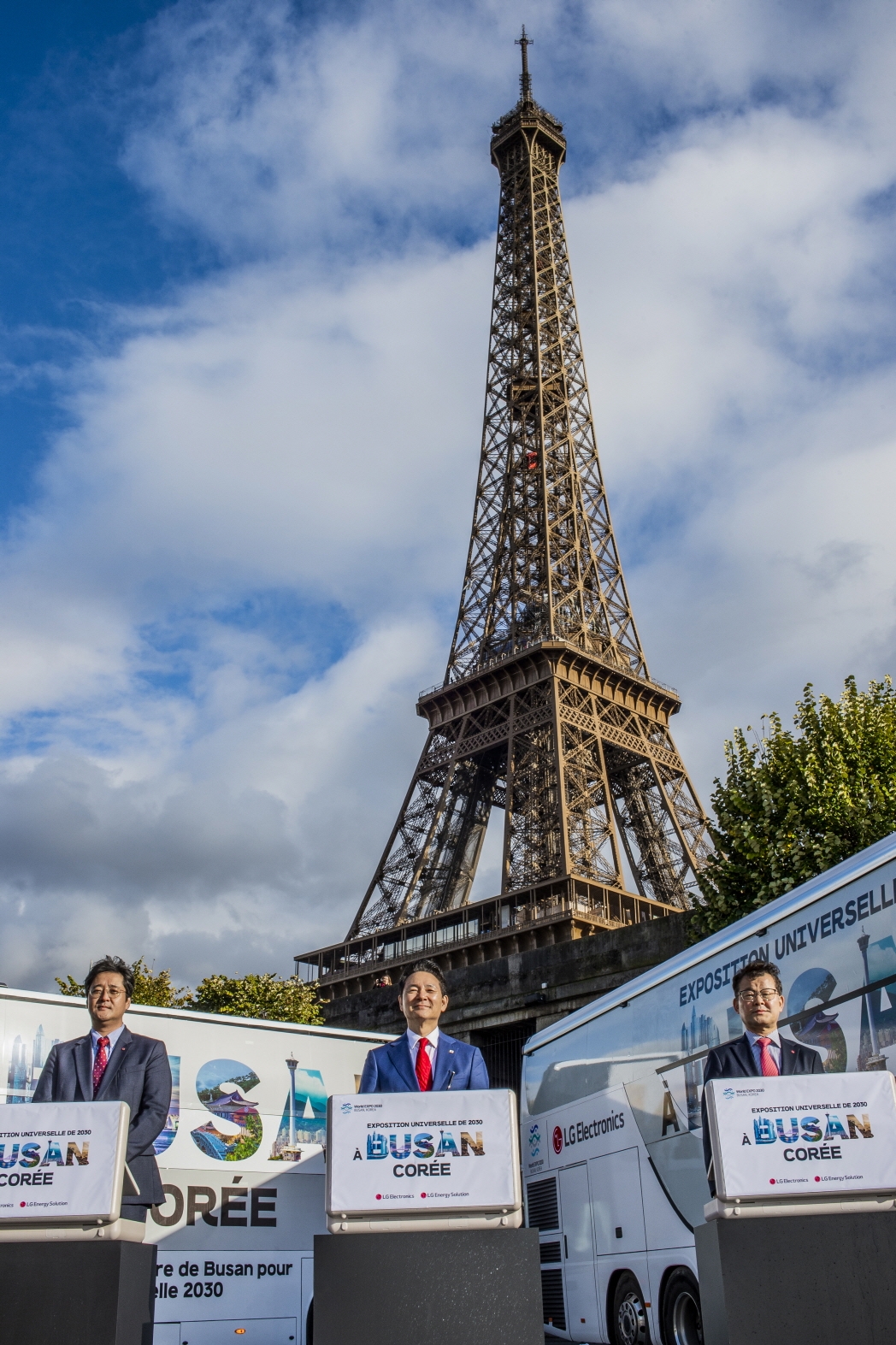 LG는 현지시간 6일 프랑스 파리에서 ‘부산엑스포 버스’를 공개했다. (왼쪽부터) LG전자 파리법인장 김혁기 상무, 장성민 대통령 특사, LG전자 홍보대외협력센터장 유원 부사장(LG제공)