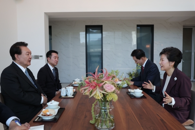 윤석열 대통령이 7일 대구 달성군 박근혜 전 대통령의 사저를 방문, 박 전 대통령과 환담하고 있다. 사진=대통령실 제공