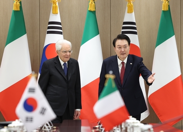 윤석열 대통령이 8일 서울 용산 대통령실에서 열린 한·이탈리아 정상회담에서 세르지오 마타렐라 대통령에게 자리를 안내하고 있다. 사진=연합뉴스