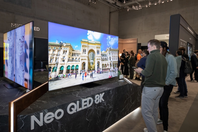 독일 베를린에서 열린 ‘IFA 2023’의 삼성전자 부스에서 관람객들이 네오QLED 8K TV를 살펴보고 있다. (사진 =삼성전자)