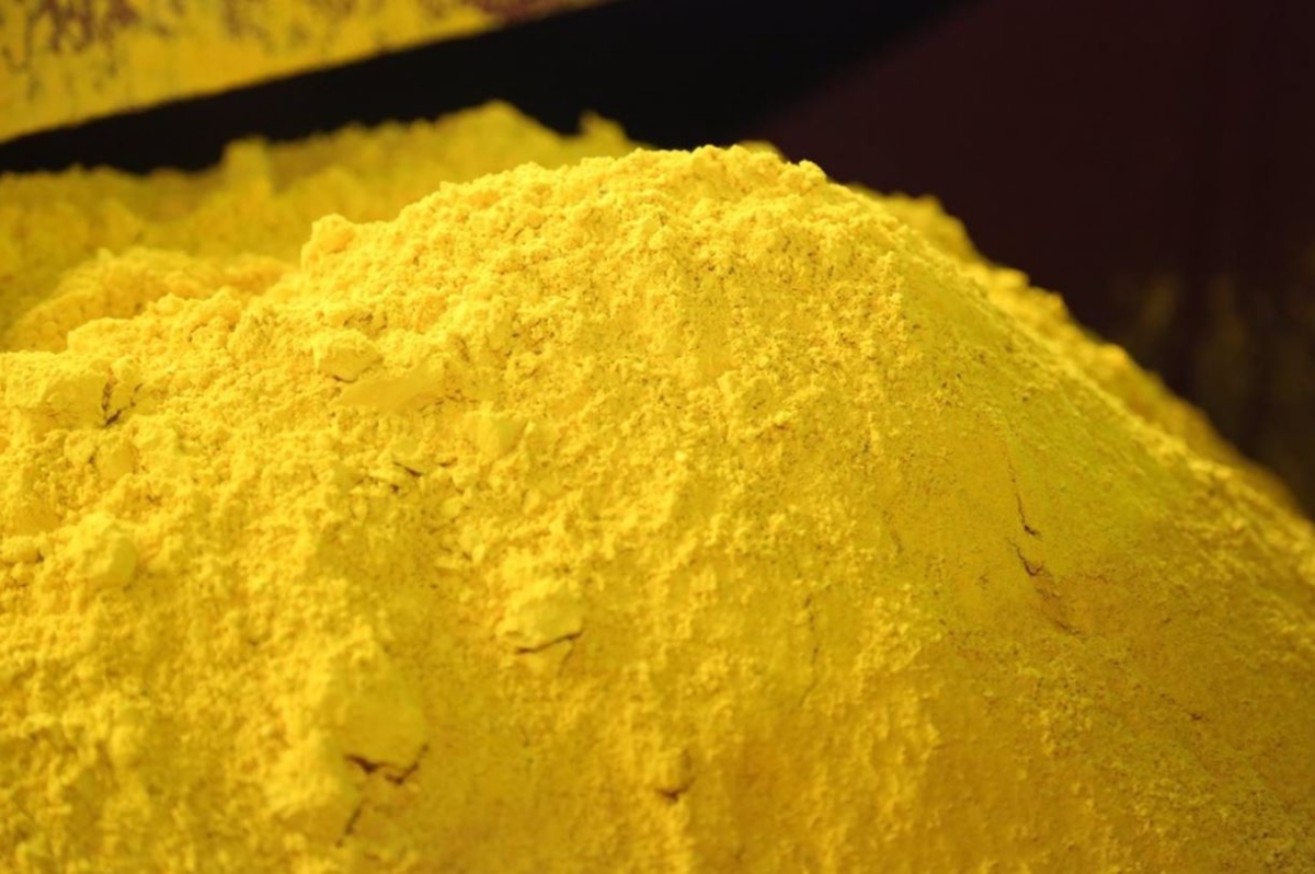 (광산에서 캐낸 천연 우라늄은 분리,여과 후 건조해 농축 원재료로 사용한다. 흔히 '옐로 케이크'로도 불린다/자료:카자톰프톰)