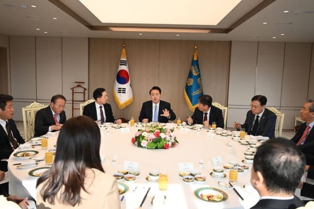 윤석열 대통령이 5일 국민의힘 지도부와 비공개 오찬 회동을 하고 있다. 이 자리에서 당과 대통령실은 원활한 소통 체계를 강화하기로 했다. 사진=국민의힘 제공