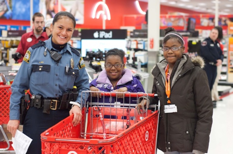 사진: '경찰과 함께 쇼핑(Shop With a Cop)' 행사