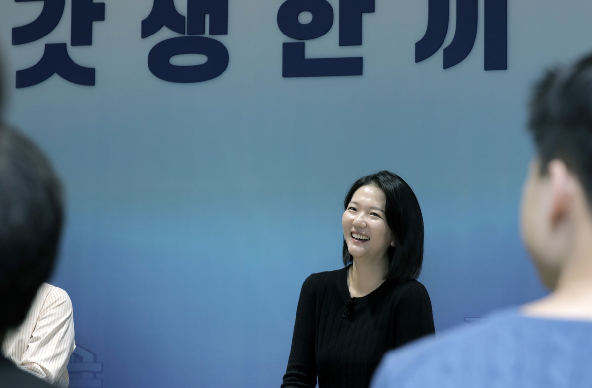 최수연 네이버 대표가 11일 미래에셋센터원에서 열린 한국경제인협회 '갓생한끼(한국판 버핏과의 점심)'행사에 참석해 대담을 하고 있다.(한경협 제공)