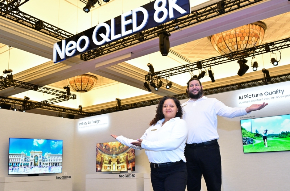 삼성전자 모델이 현지시간 7일 삼성 퍼스트 룩 2024 행사에서 24년형 Neo QLED 8K를 소개하고 있는 모습