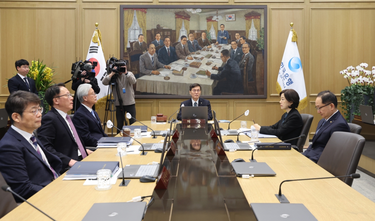 이창용 한국은행 총재가 11일 서울 중구 한국은행에서 금융통화위원회를 주재하고 있다. 