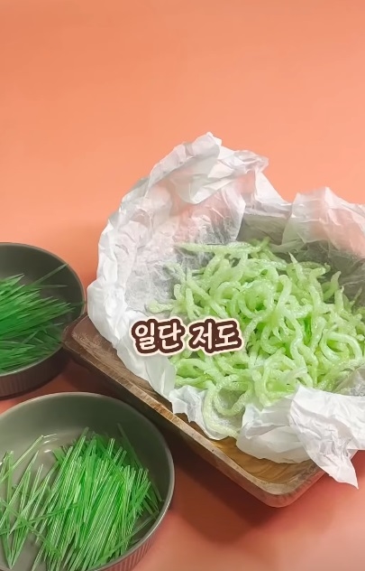 유튜브 채널 'Yamsachin'의 녹말 이쑤시개 튀김 캡쳐.