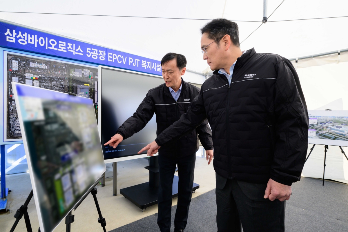 삼성바이오로직스 인천사업장을 찾은 이재용 회장이 5공장 건설 현장에서 관계자 브리핑을 듣고 있다(삼성 제공)