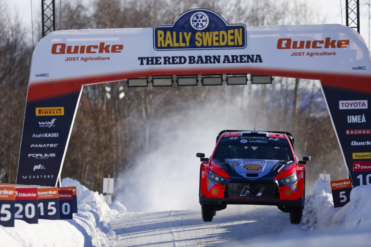 2024 WRC 스웨덴 랠리에서 역주하는 현대 월드랠리팀 i20 N Rally1 하이브리드 경주차