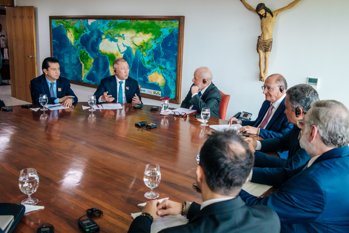 정의선 회장(사진 왼쪽에서 두 번째)이 룰라 대통령 (사진 왼쪽에서 세 번째), 제랄도 알크민 부통령(사진 왼쪽에서 네 번째) 등 브라질 정부 관계자들과 면담하고 있다(현대차그룹 제공)