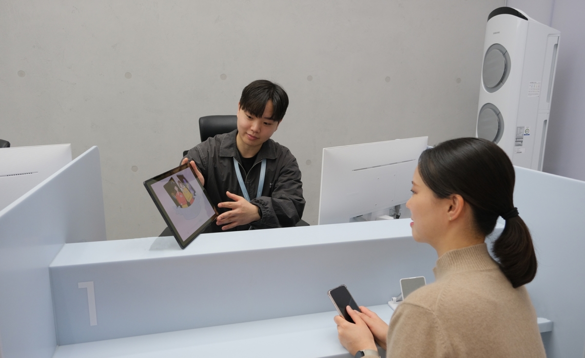 삼성강남 서비스센터 엔지니어가 고객을 응대하는 모습(삼성전자서비스 제공)