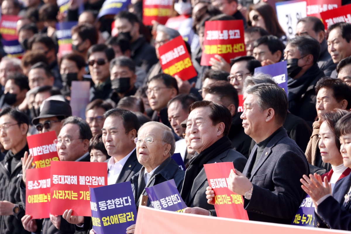 지난달 중소기업 및 건설업계 17개 협단체가 국회 본관 앞에서 50인 미만 중대재해법 유예를 촉구하는 기자회견을 개최했다. (사진제공: 중소기업중앙회)