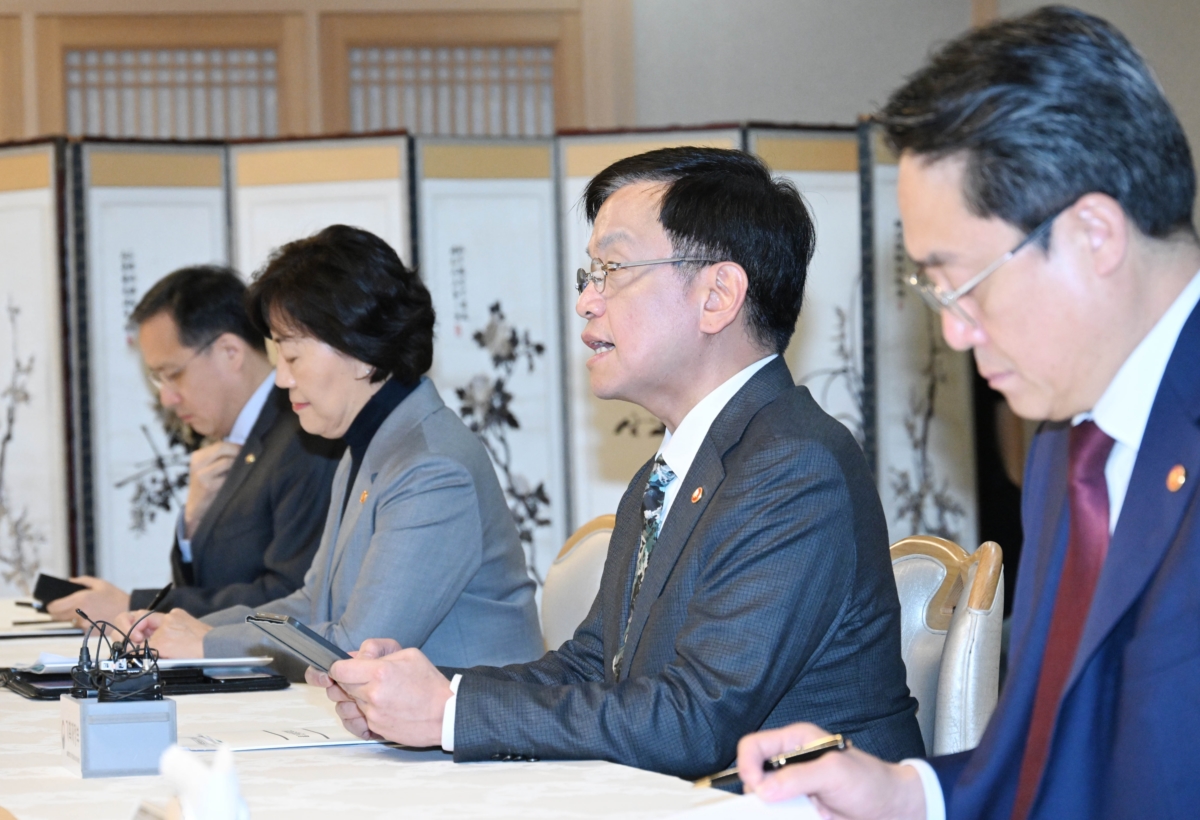 최상목 부총리 겸 기획재정부 장관이 3월 6일 서울 종로구 정부서울청사에서 열린 물가관계장관회의를 주재, 모두발언을 하고 있다.