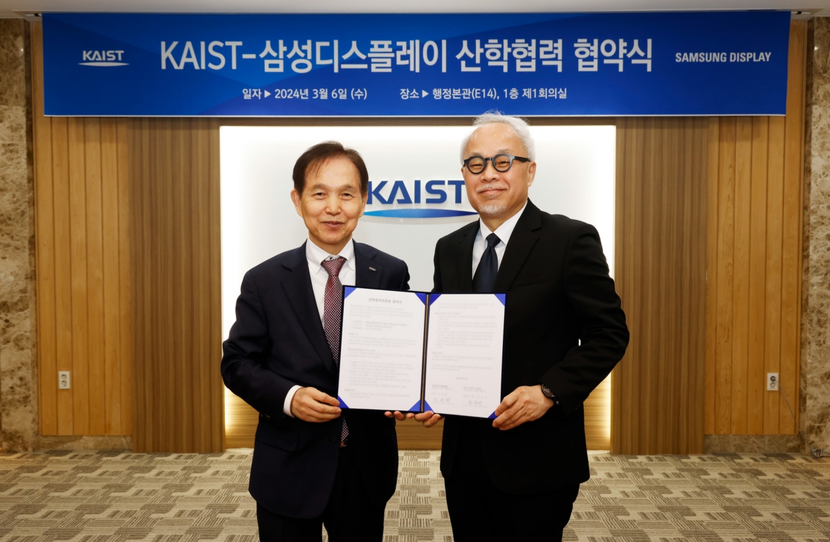 최주선 사장(오른쪽)과 이광형 총장이 삼성디스플레이-KAIST 디스플레이 연구센터 3기 협약식을 진행했다. (삼성디스플레이 제공)