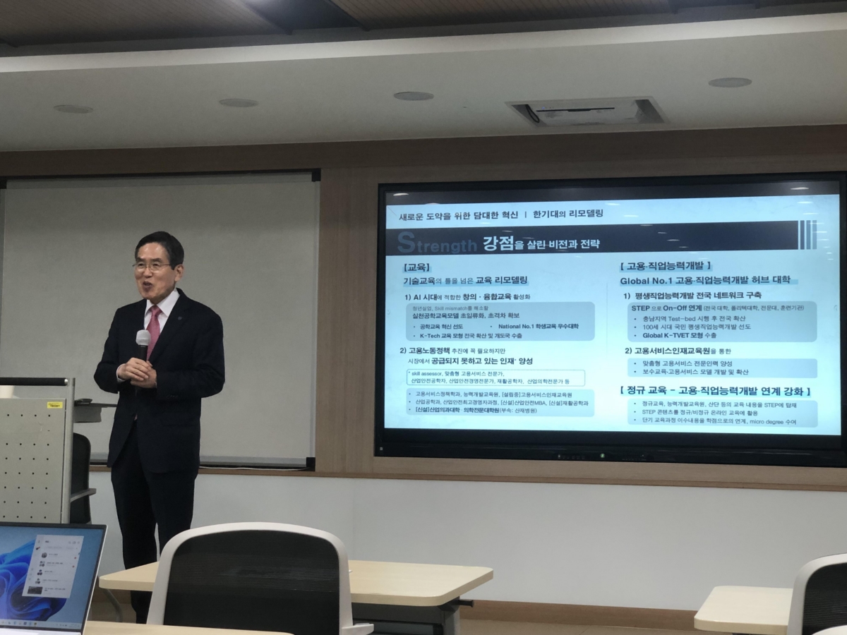 유길상 한국기술교육대 총장이 14일 충남 천안의 제2캠퍼스에서 산업의과대학 설립 추진을 비롯한 대학의 비전을 설명하고 있다. 
