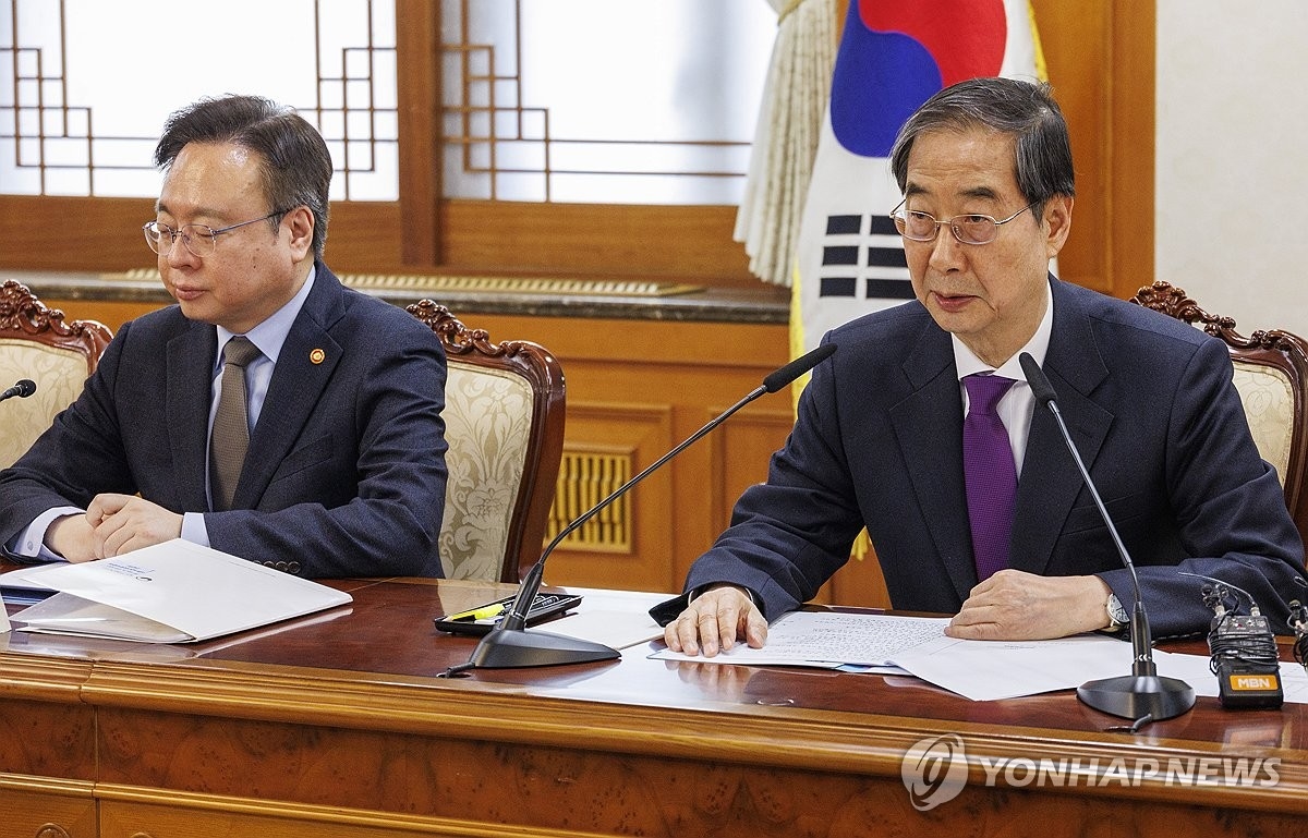 한덕수 국무총리가 29일 오후 서울 종로구 정부서울청사에서 전공의들의 집단행동으로 진료에 어려움을 겪고 있는 서울 소재 5개 대형병원 원장 간담회에 참석해 인사말을 하고 있다. (사진:연합뉴스)